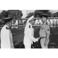 A l'issue de  la cérémonie de prise de commandement du camp d'Arue, le vice-amiral Jacques Choupin, commandant du centre d'expérimentations du Pacifique (CEP), remercie le lieutenant-colonel Le Roy, chef de corps du 57e bataillon de commandement et de soutien du Pacifique (57e BCSP) et commandant du camp d’Arue.