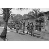 Cérémonie de prise de commandement du camp d'Arue. Défilé des troupes. En tête, le lieutenant-colonel Le Roy, chef de corps du 57e bataillon de commandement et de soutien du Pacifique (57e BCSP) et commandant du camp, suivi du lieutenant-colonel De Boisanger, officier supérieur adjoint du 57e BCSP.