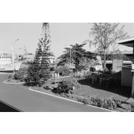 Montée des couleurs sur la place d'armes de la base maritime de Papeete.