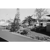 Montée des couleurs sur la place d'armes de la base maritime de Papeete.