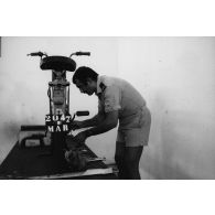 Ateliers militaires de la Marine à Papeete (AMMP). Réparation d'une mobylette.