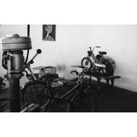 Ateliers militaires de la Marine à Papeete (AMMP). Réparation d'une mobylette.