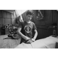 Ateliers militaires de la Marine à Papeete (AMMP). Couture de bâche.