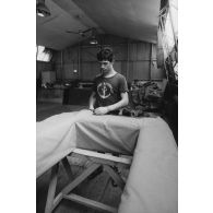 Ateliers militaires de la Marine à Papeete (AMMP). Couture de bâche.