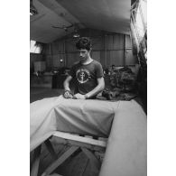 Ateliers militaires de la Marine à Papeete (AMMP). Couture de bâche.