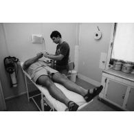 Soins à l'infirmerie de la base maritime de Papeete.