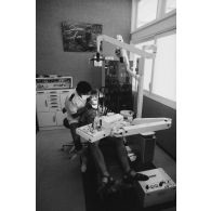 Soins au cabinet du dentiste à l'infirmerie de la base maritime de Papeete.