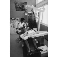 Soins au cabinet du dentiste à l'infirmerie de la base maritime de Papeete.