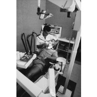 Soins au cabinet du dentiste à l'infirmerie de la base maritime de Papeete.