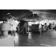 Salle à manger d'équipage à bord d'un bâtiment.