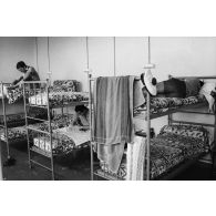 Chambrée d'équipage à la base maritime de Papeete.