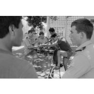 Instruction armée aux fusiliers-marins de l'unité de protection de la base marine.