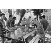 Instruction armée aux fusiliers-marins de l'unité de protection de la base marine.