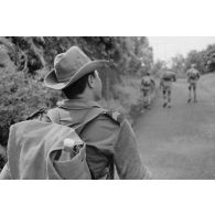 Marche d'exercice de fusiliers-marins de l'unité de protection de la base marine en zone montagneuse.