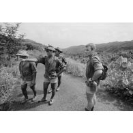 Marche d'exercice de fusiliers-marins de l'unité de protection de la base marine en zone montagneuse.