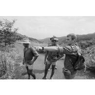 Marche d'exercice de fusiliers-marins de l'unité de protection de la base marine en zone montagneuse.