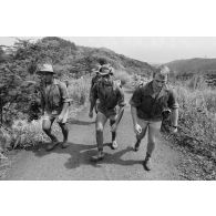 Marche d'exercice de fusiliers-marins de l'unité de protection de la base marine en zone montagneuse.
