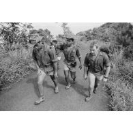 Marche d'exercice de fusiliers-marins de l'unité de protection de la base marine en zone montagneuse.