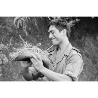 Marche d'exercice de fusiliers-marins de l'unité de protection de la base marine en zone montagneuse. Portrait lors d'un moment de repos.