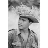 Marche d'exercice de fusiliers-marins de l'unité de protection de la base marine en zone montagneuse. Portrait lors d'un moment de repos.