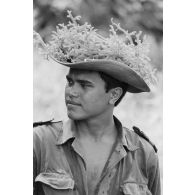 Marche d'exercice de fusiliers-marins de l'unité de protection de la base marine en zone montagneuse. Portrait lors d'un moment de repos.