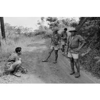 Marche d'exercice de fusiliers-marins de l'unité de protection de la base marine en zone montagneuse.