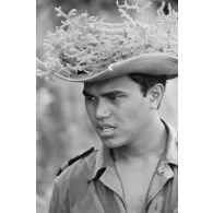 Marche d'exercice de fusiliers-marins de l'unité de protection de la base marine en zone montagneuse. Portrait lors d'un moment de repos.