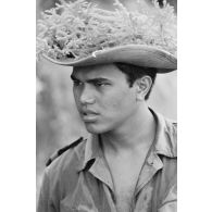 Marche d'exercice de fusiliers-marins de l'unité de protection de la base marine en zone montagneuse. Portrait lors d'un moment de repos.