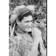 Marche d'exercice de fusiliers-marins de l'unité de protection de la base marine en zone montagneuse. Portrait lors d'un moment de repos.