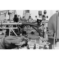 Service des essences des armées (SEA) à la base maritime de Papeete. Contrôle d'une cuve.