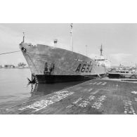 Service des essences des armées (SEA) à la base maritime de Papeete. Le pétrolier-ravitailleur Punaruu à quai.