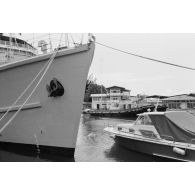 Le bâtiment de la direction du port (DP) vu des quais. Le remorqueur Frene.