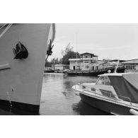 Le bâtiment de la direction du port (DP) vu des quais. Le remorqueur Frene.