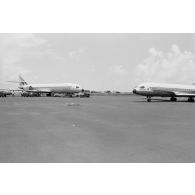 Sur la base aérienne (BA) 190 à Faa'a (Tahiti), arrivée du Maire Nui, roulant près du Torea, appartenant au groupe de trois avions Caravelle de liaison entre Tahiti et les sites avancés de Moruroa et Hao.