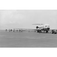 Sur la base aérienne (BA) 190 à Faa'a (Tahiti), arrivée du Maire Nui, l'un des trois avions Caravelle faisant la liaison entre Tahiti et les sites avancés de Moruroa et Hao. Arrivée des passagers.