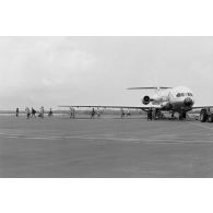 Sur la base aérienne (BA) 190 à Faa'a (Tahiti), arrivée du Maire Nui, l'un des trois avions Caravelle faisant la liaison entre Tahiti et les sites avancés de Moruroa et Hao. Arrivée des passagers.