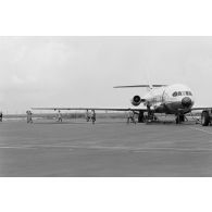 Sur la base aérienne (BA) 190 à Faa'a (Tahiti), arrivée du Maire Nui, l'un des trois avions Caravelle faisant la liaison entre Tahiti et les sites avancés de Moruroa et Hao. Arrivée des passagers.