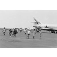 Sur la base aérienne (BA) 190 à Faa'a (Tahiti), arrivée du Maire Nui, l'un des trois avions Caravelle faisant la liaison entre Tahiti et les sites avancés de Moruroa et Hao. Arrivée des passagers.