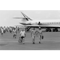 Sur la base aérienne (BA) 190 à Faa'a (Tahiti), arrivée du Maire Nui, l'un des trois avions Caravelle faisant la liaison entre Tahiti et les sites avancés de Moruroa et Hao. Arrivée des passagers.