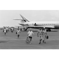 Sur la base aérienne (BA) 190 à Faa'a (Tahiti), arrivée du Maire Nui, l'un des trois avions Caravelle faisant la liaison entre Tahiti et les sites avancés de Moruroa et Hao. Arrivée des passagers.