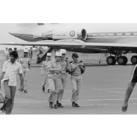 Sur la base aérienne (BA) 190 à Faa'a (Tahiti), arrivée du Maire Nui, l'un des trois avions Caravelle faisant la liaison entre Tahiti et les sites avancés de Moruroa et Hao. Arrivée des passagers.