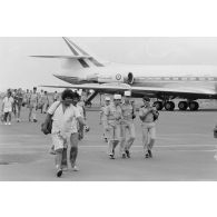 Sur la base aérienne (BA) 190 à Faa'a (Tahiti), arrivée du Maire Nui, l'un des trois avions Caravelle faisant la liaison entre Tahiti et les sites avancés de Moruroa et Hao. Arrivée des passagers.