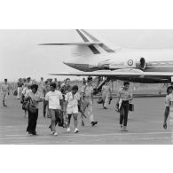 Sur la base aérienne (BA) 190 à Faa'a (Tahiti), arrivée du Maire Nui, l'un des trois avions Caravelle faisant la liaison entre Tahiti et les sites avancés de Moruroa et Hao. Arrivée des passagers.