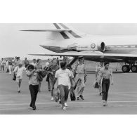 Sur la base aérienne (BA) 190 à Faa'a (Tahiti), arrivée du Maire Nui, l'un des trois avions Caravelle faisant la liaison entre Tahiti et les sites avancés de Moruroa et Hao. Arrivée des passagers.