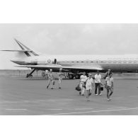 Sur la base aérienne (BA) 190 à Faa'a (Tahiti), arrivée du Maire Nui, l'un des trois avions Caravelle faisant la liaison entre Tahiti et les sites avancés de Moruroa et Hao. Arrivée des passagers.