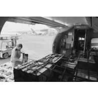 Sur la base aérienne (BA) 190 à Faa'a (Tahiti), arrivée du Maire Nui, l'un des trois avions Caravelle faisant la liaison entre Tahiti et les sites avancés de Moruroa et Hao. Déchargement du fret. En arrière-plan, le Torea.