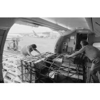 Sur la base aérienne (BA) 190 à Faa'a (Tahiti), arrivée du Maire Nui, l'un des trois avions Caravelle faisant la liaison entre Tahiti et les sites avancés de Moruroa et Hao. Déchargement du fret. En arrière-plan, le Torea.