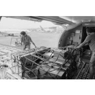 Sur la base aérienne (BA) 190 à Faa'a (Tahiti), arrivée du Maire Nui, l'un des trois avions Caravelle faisant la liaison entre Tahiti et les sites avancés de Moruroa et Hao. Déchargement du fret. En arrière-plan, le Torea.