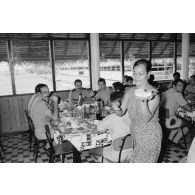 Déjeuner au restaurant de la base aérienne (BA) 190 à Faa'a (Tahiti).