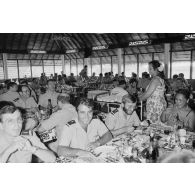 Déjeuner au restaurant de la base aérienne (BA) 190 à Faa'a (Tahiti).